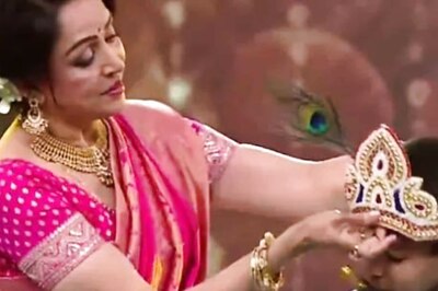 Hema Malini Gifts Flute To Anirban On The Sets Of Hunarbaaz