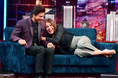 Anushka Sharma Cuddles Shah Rukh Khan; Performs With Sajid Khan, Riteish Deshmukh On Yaaron Ki Baraat