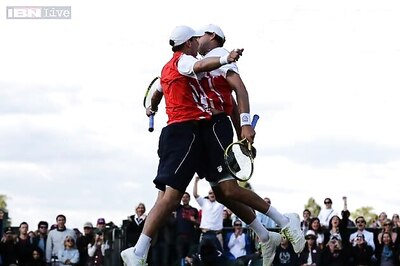 Bryan brothers win Paris Masters doubles title
