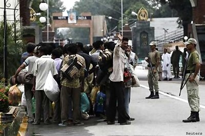 Pakistan releases Indian prisoners as it strives to improve ties