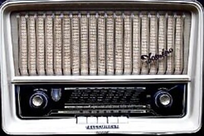 Strangers marry in British radio stunt