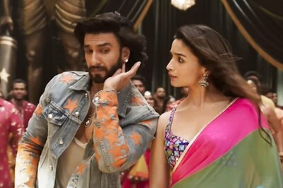 What Jhumka Song: Ranveer Singh, Alia Bhatt Join Arijit Singh To Give a Nod To Jhoomka Gira Re; Watch