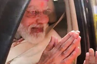 PM Modi Stops Convoy on Crowded Varanasi Street to Accept Turban, Scarf from Local On Way to Temple