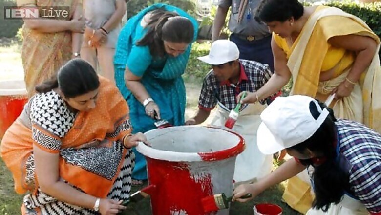 Delhi: Smriti Irani launches 'Swachh Bharat Mission' in school