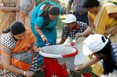 Delhi: Smriti Irani launches 'Swachh Bharat Mission' in school