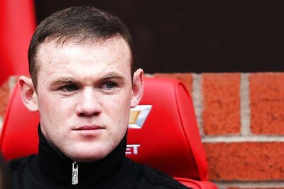 Rooney faces late test, Van Persie out for United