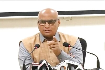 Shiv Sena felicitates party workers who smeared black paint on Kulkarni for organising Kasuri book launch