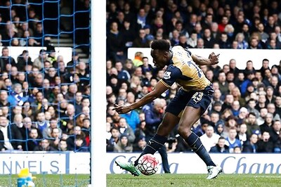 Arsenal beat Everton 2-0 to keep title hopes alive