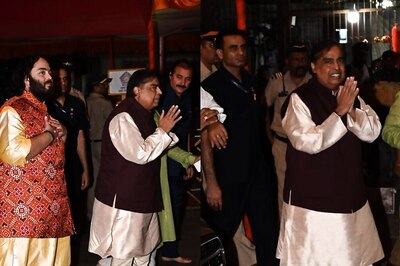 Mukesh Ambani Visits Babulnath Mandir On His 67th Birthday, Son Anant Ambani Joins Him | Watch