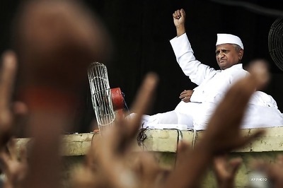 Anna Hazare holds strong on 5th day of his fast
