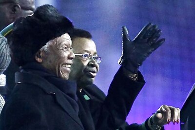 Mandela appears at Soccer City before final