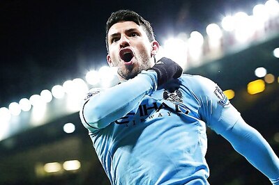 Sergio Aguero scores as City beat United 2-1 in Manchester derby