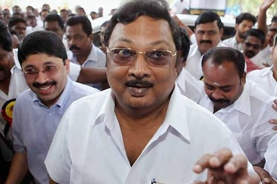 Alagiri Throws Weight behind Rajinikanth, Says He will Fill Political Vacuum