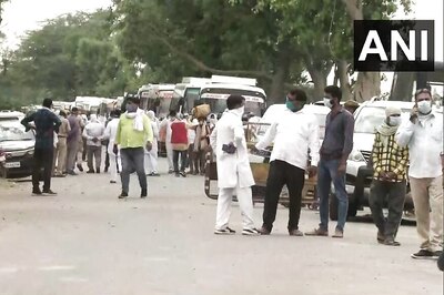 Priyanka Gandhi Urges UP CM Yogi Adityanath to Allow Cong Ferry Migrants Back Home in Buses Arranged by it