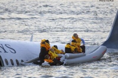 Crashed US plane passengers rescued by ferries, divers