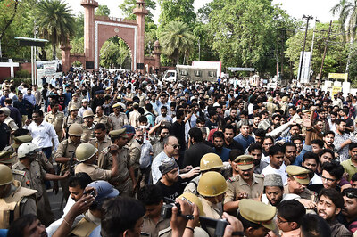 ABVP, Hindu Yuva Vahini Burn Jinnah Effigy at AMU, Police Lathicharge Students