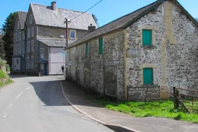 In UK, This Eerie Mansion From The 18th Century Is Now A Tourist Attraction