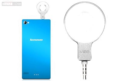 Lenovo's pocket-sized flash for selfies attaches to a smartphone's audio jack