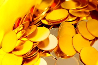 Gold Futures Decline Rs 222 on Profit-booking