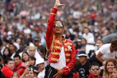 Beat it: 13,000 fans go for Thriller record in Mexico