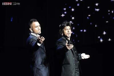 Shah Rukh Khan performs at IPL gala dinner; lauds Virat Kohli, Mahendra Singh Dhoni for their sporting spirit on Twitter