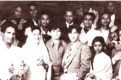 Karisma Kapoor Shares Photo of 'Legends Together' from Raj Kapoor's Awara Premiere in Memory of Lata Mangeshkar