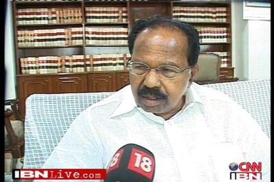 Moily rebuts Jagan, says he must stop yatra