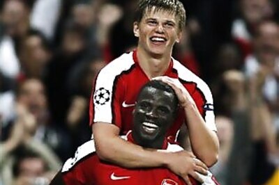 Arsenal break Olympiakos resistance, win 2-0