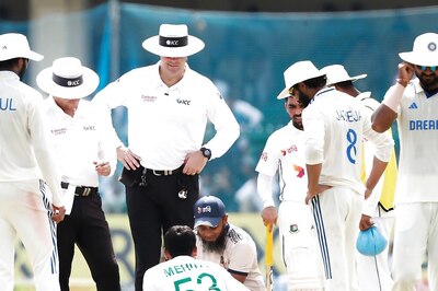 Bangladesh Cricketer Mehidy Hasan Miraz Stung by Wasp On Day 4 of 2nd Test in Kanpur