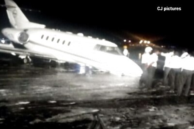 Nose Wheel of Private Aircraft Bursts While Landing, All Safe
