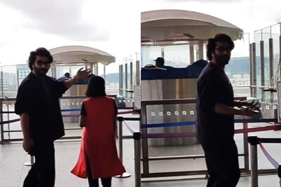Arjun Kapoor Gives Hilarious Reply To Paps Asking For Pose At Airport, Says ‘Tu Aaja Sath Mein’; Watch