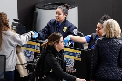 US, Europe Holiday Rush at Airports and Highways as Christmas and New Year Arrive