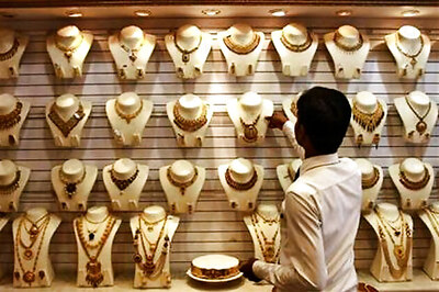 Gold futures down on weak global cues