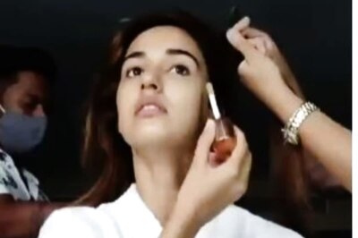 Disha Patani Does Her Make-up for First Time