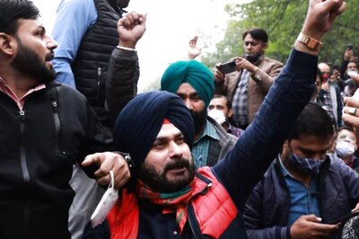 Punjab Congress Chief Sidhu Does a Kejriwal, Joins Guest Teachers' Protest in Delhi