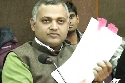 Kejriwal's aide Somnath Bharti thrashed by BJP men in Varanasi during a TV show