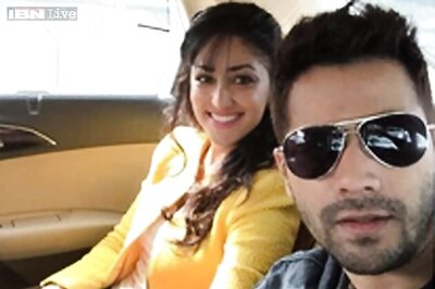 'Badlapur' actors Varun Dhawan, Yami Gautam read out the constitutional pledge to mobilise young voters ahead of Delhi polls