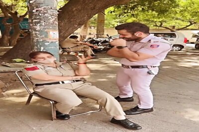 2 Delhi Cops Enact Funny Scene While on Duty, Slapped With Notice After Video Goes Viral
