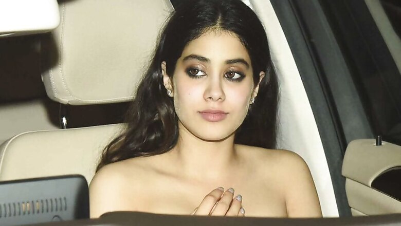 Watch: This Viral Video Of Janhvi Kapoor Presenting an Award to Shah Rukh Khan Will Make Your Day