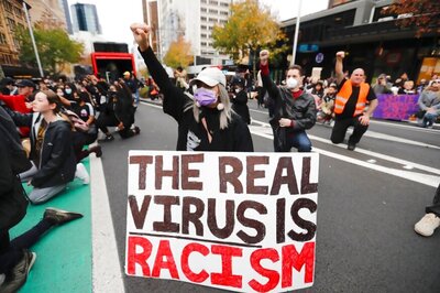 Protestors Try to Topple Former US President's Statue Outside White House