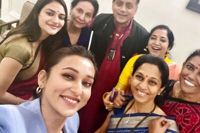 On Day 1 of Winter Session, Shashi Tharoor Posted a Selfie of 'Attractive' LS. Then He Had to Apologise