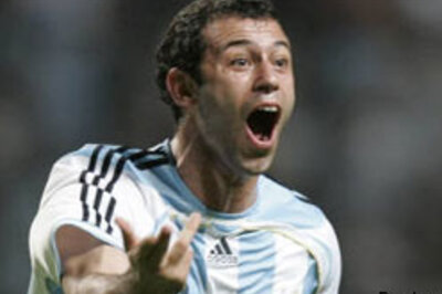 Mascherano fires Argentina to top spot