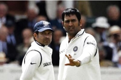 A Twitter User Takes Dig at Sachin Tendulkar While Comparing His Stature to MS Dhoni, Twitterati Hit Back