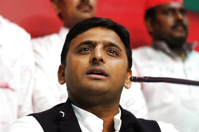 Demonetisation: Akhilesh Yadav Suspends Police Officials After People in Bank Queue Beaten up