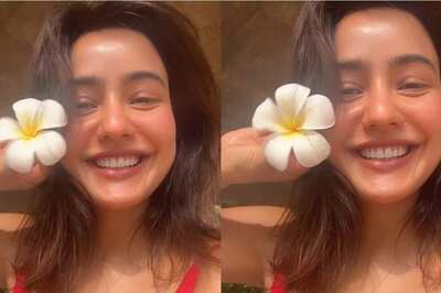 Sexy! Neha Sharma Sets The Temperature Soaring, Flaunts Her Cleavage in Red Racy Bralette; Watch Viral Video