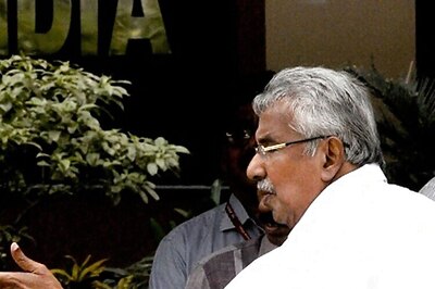 Oommen Chandy returns after hectic parleys with Congress leaders in Delhi