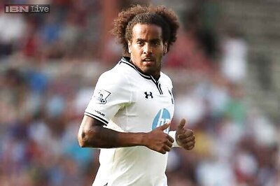 Hull capture Spurs midfielders Huddlestone and Livermore