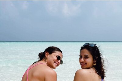 Alia Bhatt and Akansha Ranjan Kapoor Have Beach Fun in Bikinis, See Pics of Bollywood Besties