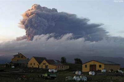 Volcanic ash shuts major UK, Dutch airports