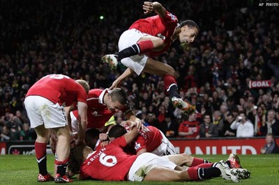 Berbatov's brace helps United down Sunderland